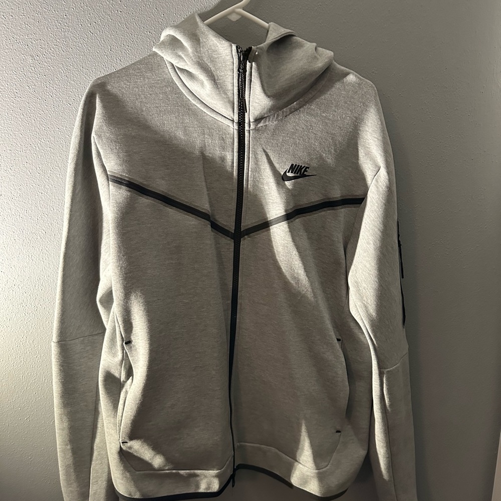 Men’s Nike Tech Zip Up! Size Medium